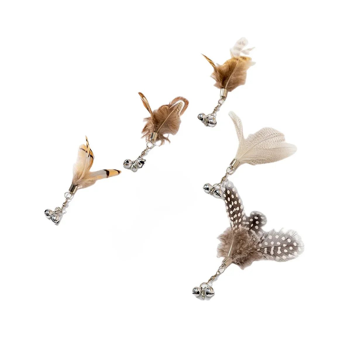 Set interaktiver Katzenfederspielzeuge mit weichen braunen und beigen Federn und kleinen Glöckchen.