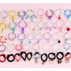 Collection de colliers pour animaux faits main avec diverses couleurs, perles et charmets pour chiens et chats.