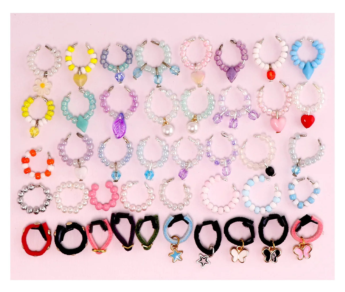 Collection de colliers pour animaux faits main avec diverses couleurs, perles et charmets pour chiens et chats.