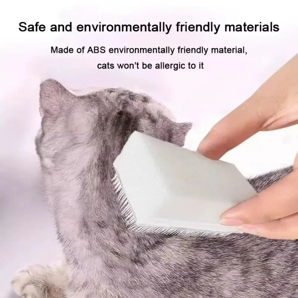 Una mano usa un cepillo suave de cerdas blancas para arreglar el pelaje de un gato gris.
