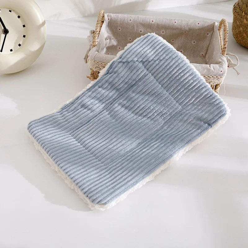 بيت هامستر دافئ في الشتاء مع بساط عش للحيوانات الأليفة الصغيرة