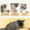 Un gato atigrado usa una cuchara de mango largo para alimentarse, demostrando la necesidad de una cuchara de tira.