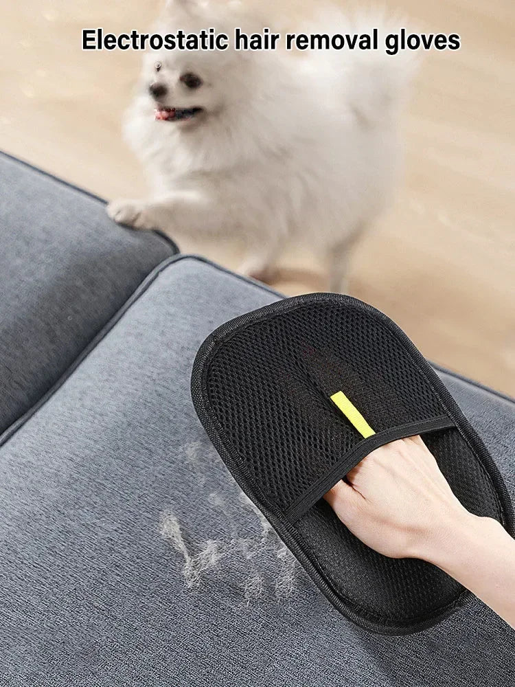 Eine Hand trägt eine elektrostatische Haarentfernungshandschuh und entfernt Tierhaare von einem grauen Sofa.