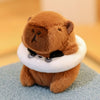Braune Capybara-Plüschpuppe mit weißer Kapuze oder Kragen und schwarzen Akzenten.