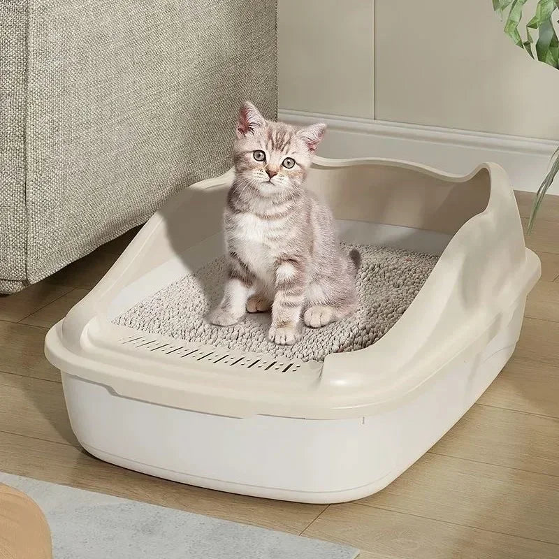 Arenero compacto de bordes altos para gatos