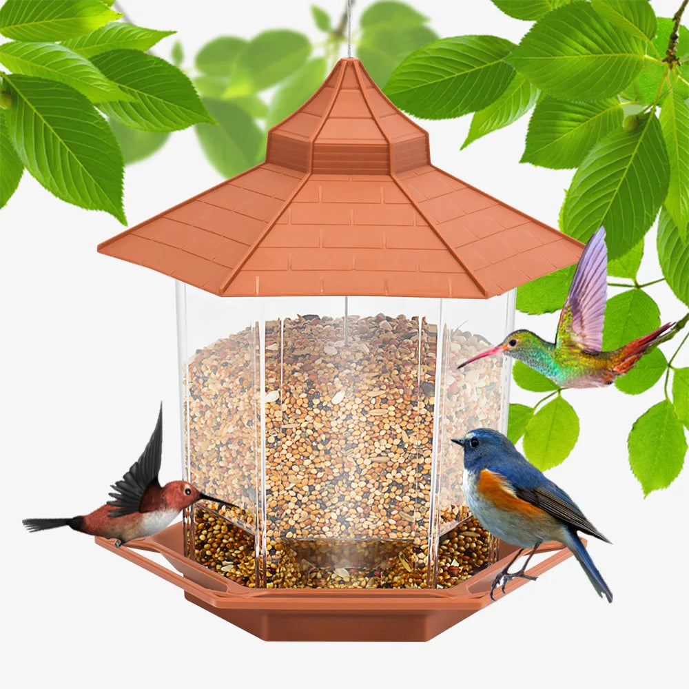 Comedero para pájaros de terracota con cúpula de vidrio y múltiples puertos, lleno de semillas y pájaros.