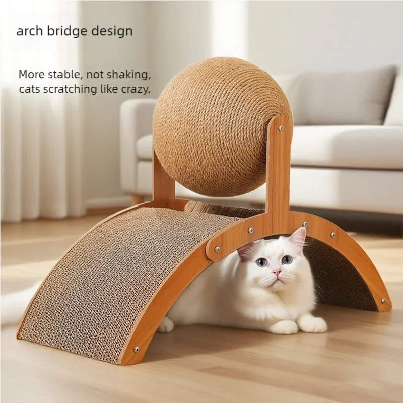 Pont en bois avec poteau à gratter en sisal, utilisé par un chat blanc.