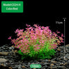 Une plante aquatique artificielle rouge vif avec du feuillage vert plantée dans du gravier foncé.