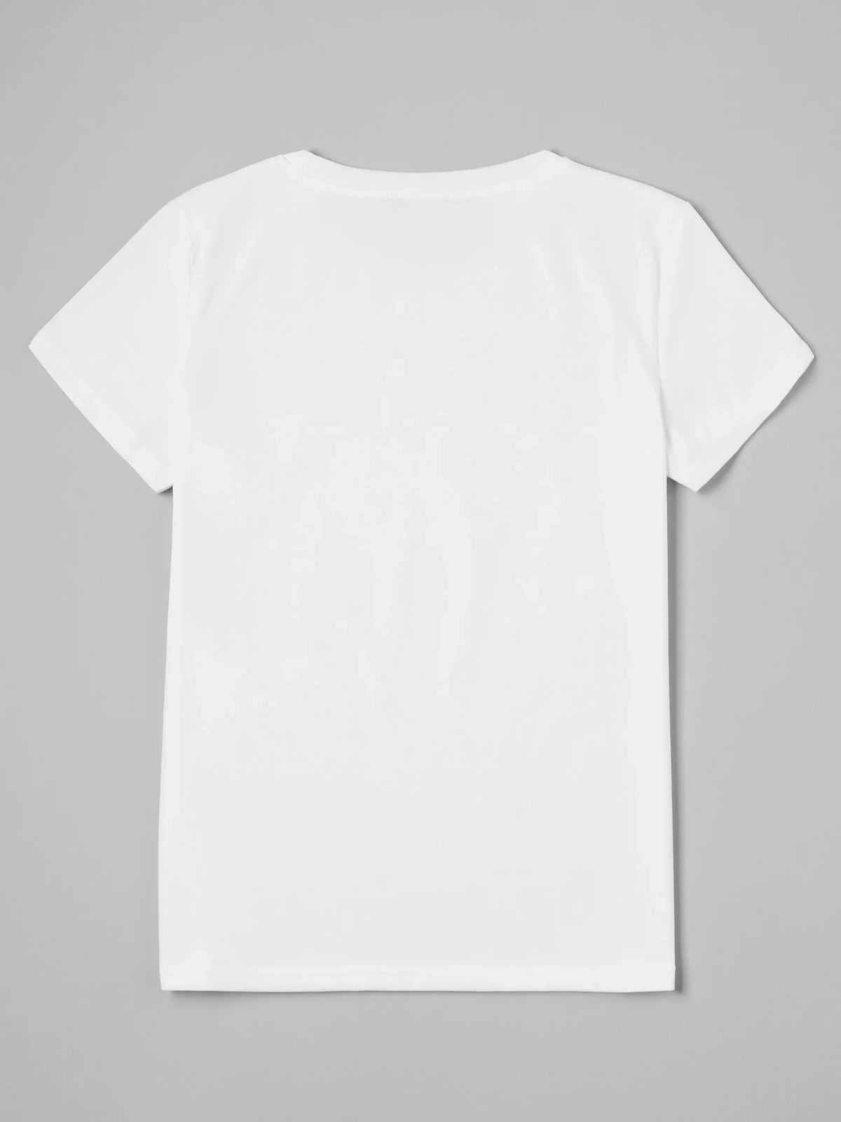 T-shirt blanc à manches courtes avec un motif de chat de dessin animé fantaisiste.