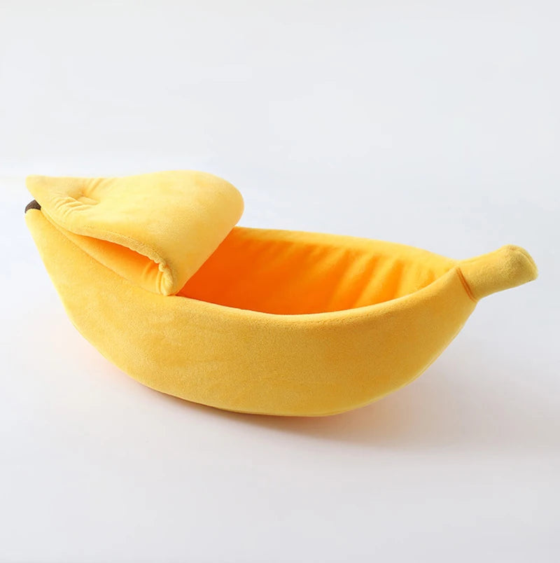 Un lit pour animal de compagnie en forme de banane jaune avec une housse assortie.