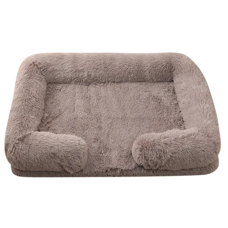 Großes Plüschhundbett mit abnehmbarem, waschbarem Überzug in sanfter Taupe.