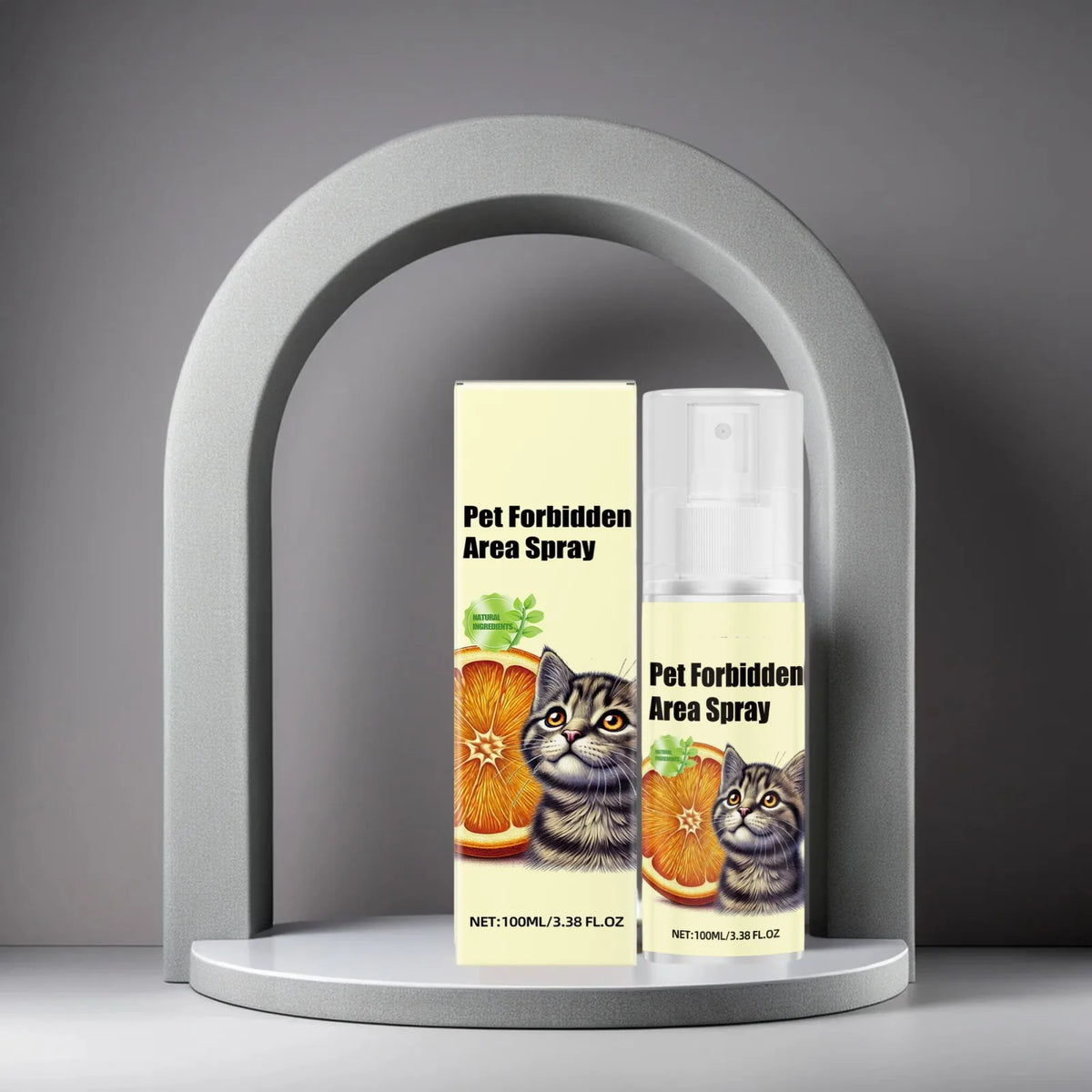 Una botella de Pet Forbidden Area Spray mostrada en un marco arqueado gris contra un fondo neutro.