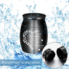 Schwarzes Aluminium-Herz-Schmetterlings-Andenken-Urn, umgeben von aufschäumendem Wasser.