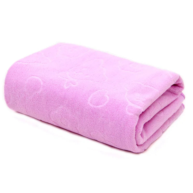 Ein gefaltetes rosa, superabsorbierendes Badehandtuch für Haustiere.