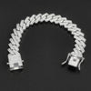 Collier Cuban link argenté avec diamants pavés sur fond noir.
