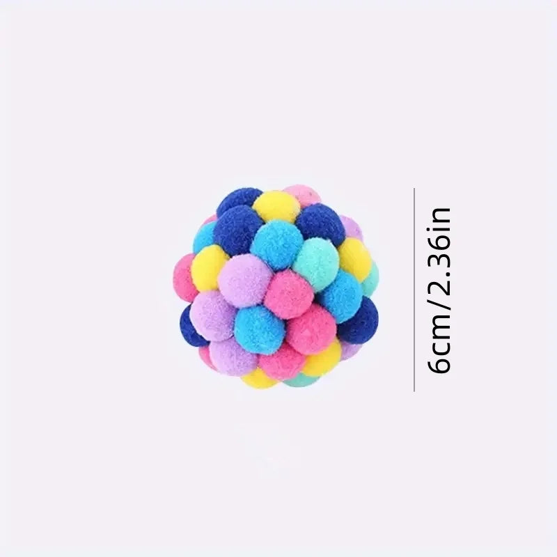 Ein Ballset aus drei flauschigen Bällen in verschiedenen Farben, darunter blau, lila, rosa und gelb.