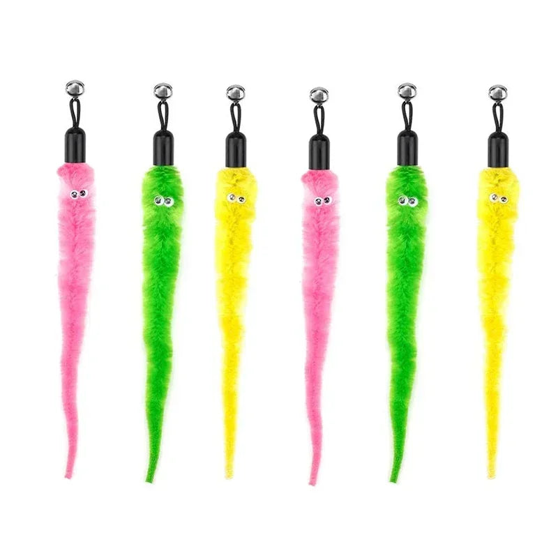 Ein Set aus fünf farbenfrohen interaktiven Katzenfederspielzeugen mit Glocken in rosa, grün, gelb und limettengrün.