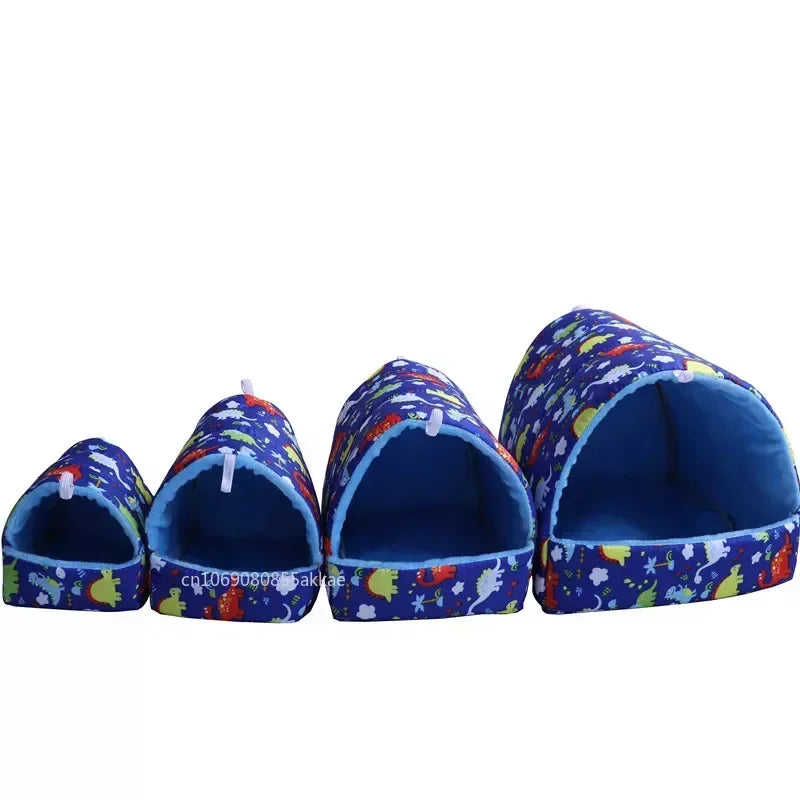 Ein Set bunter Hamsterhäuschen oder Betten mit blau-violetten Mustern.