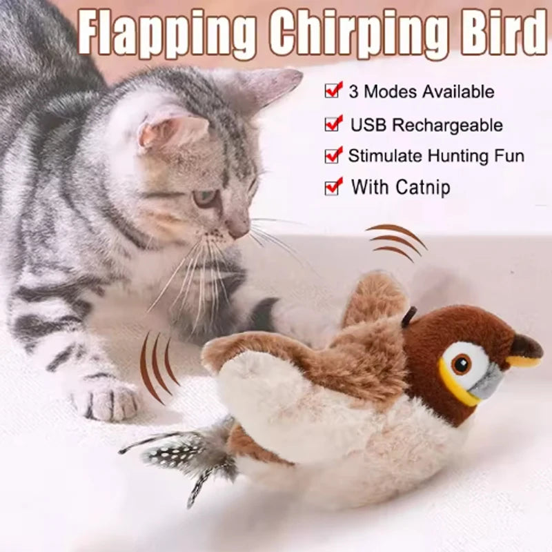 Un jouet en peluche d'oiseau réaliste et duveteux ressemblant à un chat, à côté d'un chaton tabby.