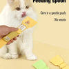Una cuchara de alimentación amarilla se usa suavemente para alimentar a un gato blanco, demostrando cómo dar un empujón suave
