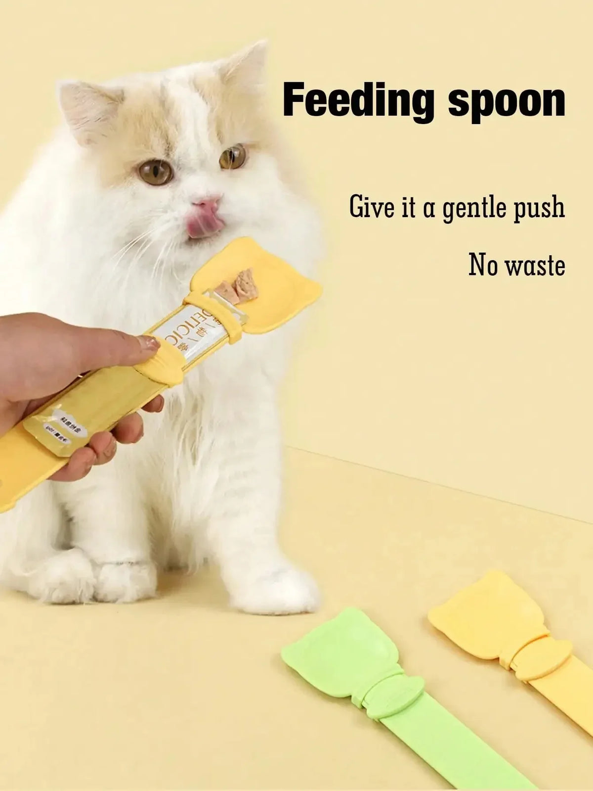 Una cuchara de alimentación amarilla se usa suavemente para alimentar a un gato blanco, demostrando cómo dar un empujón suave