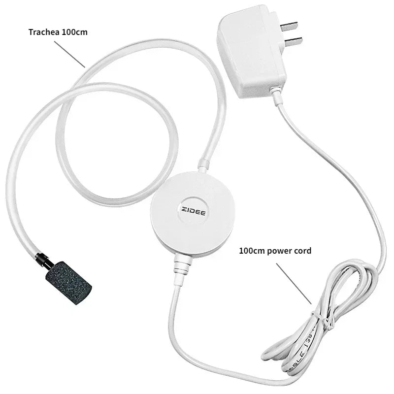Weißer Luftpumpensystem mit Tracheetube, Stromkabel und Stecker für Aquarien.