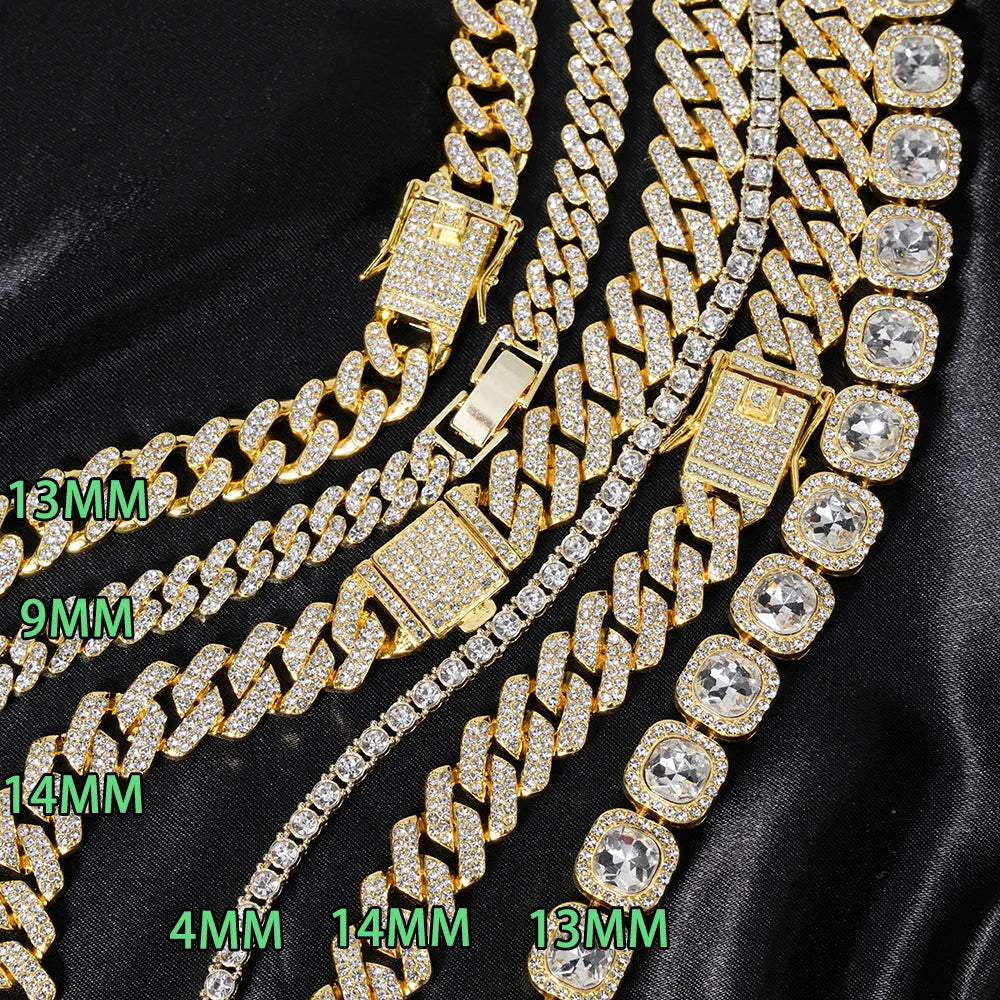 Rapproché d'un collier statement en maillons cubains dorés avec différentes longueurs de chaînes et des accents de diamants.