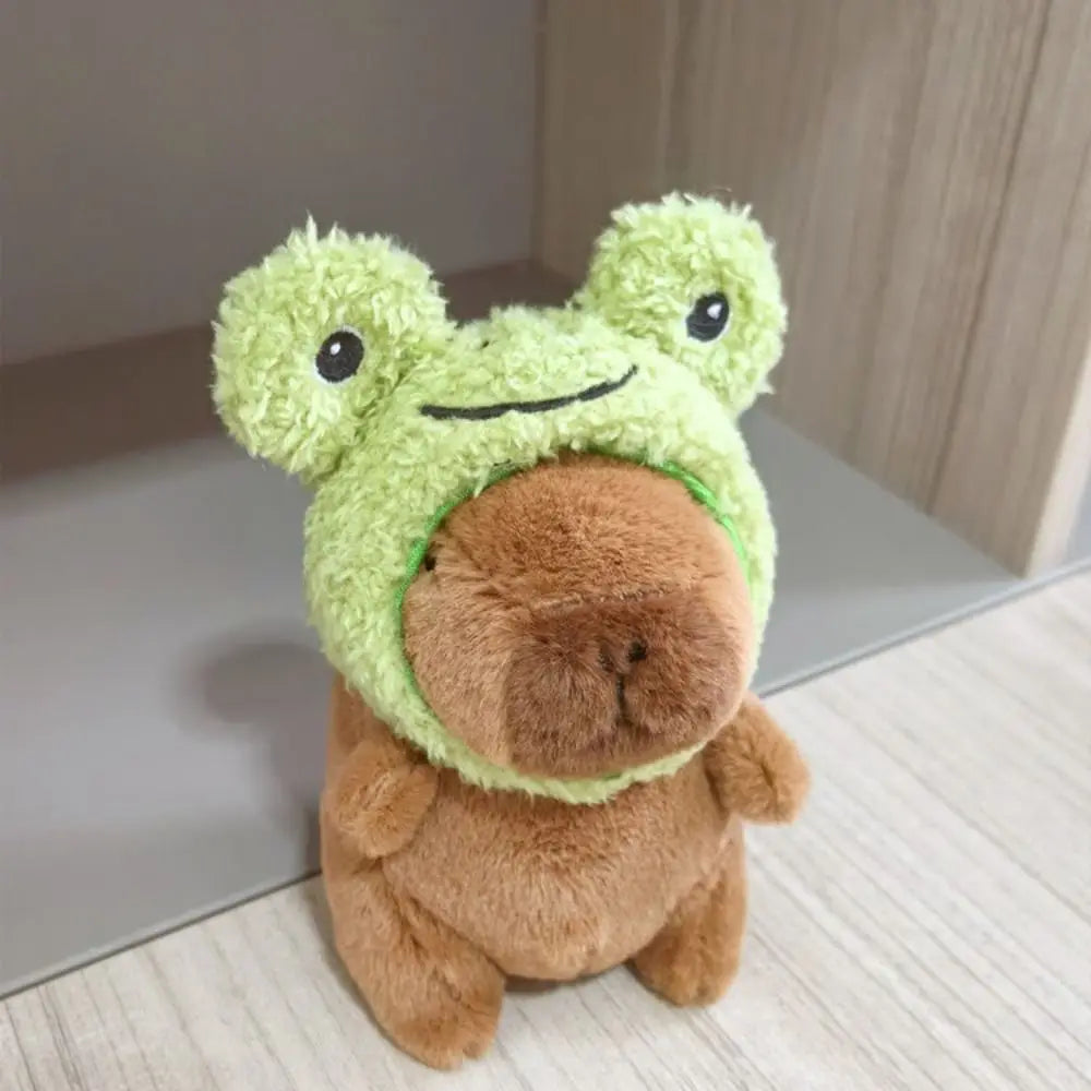 Niedliches grünes Capybara-Plüschtier mit flauschiger grüner Kapuzenjacke und kleinen Flügeln.