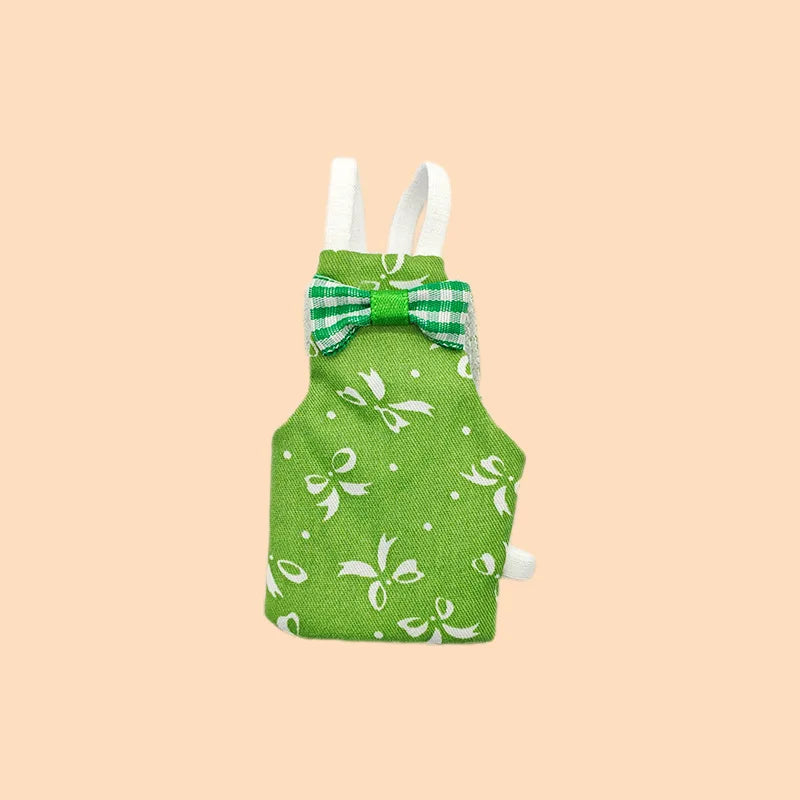 Traje de vuelo verde lavable para loros con lazo de pañal blanco.