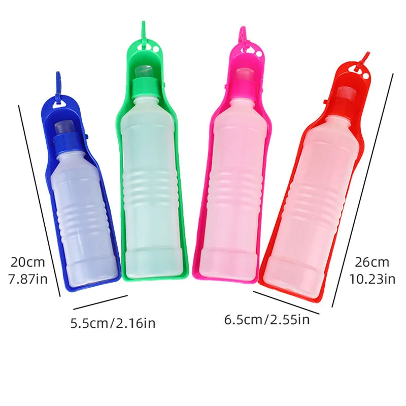 Vier farbenfrohe faltbare Haustierflaschen mit Ein-Klick-Dispensern in blau, grün, pink und rot.