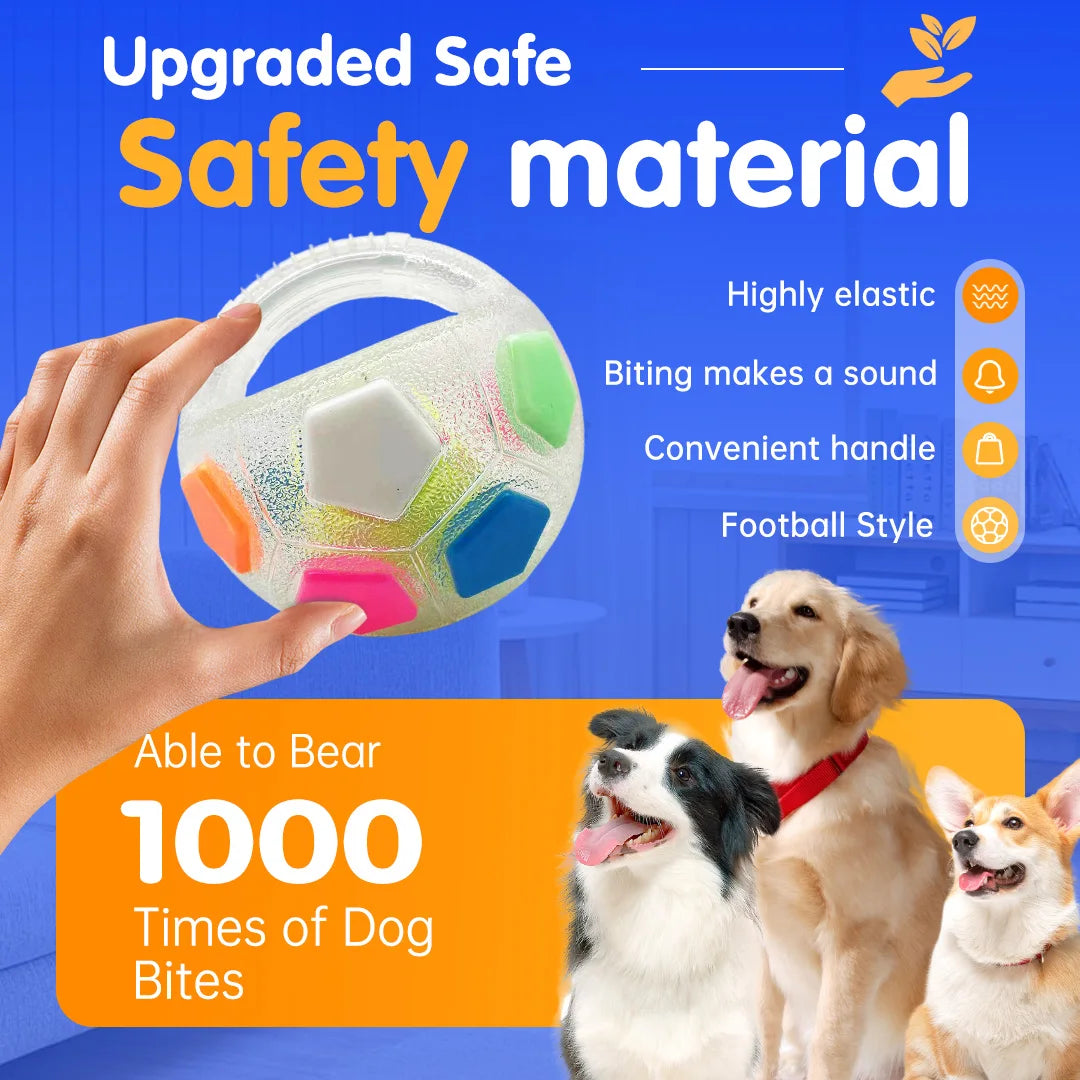Una mano sostiene un juguete para perro de fútbol con material de seguridad mejorado y asa, junto a varios perros felices.