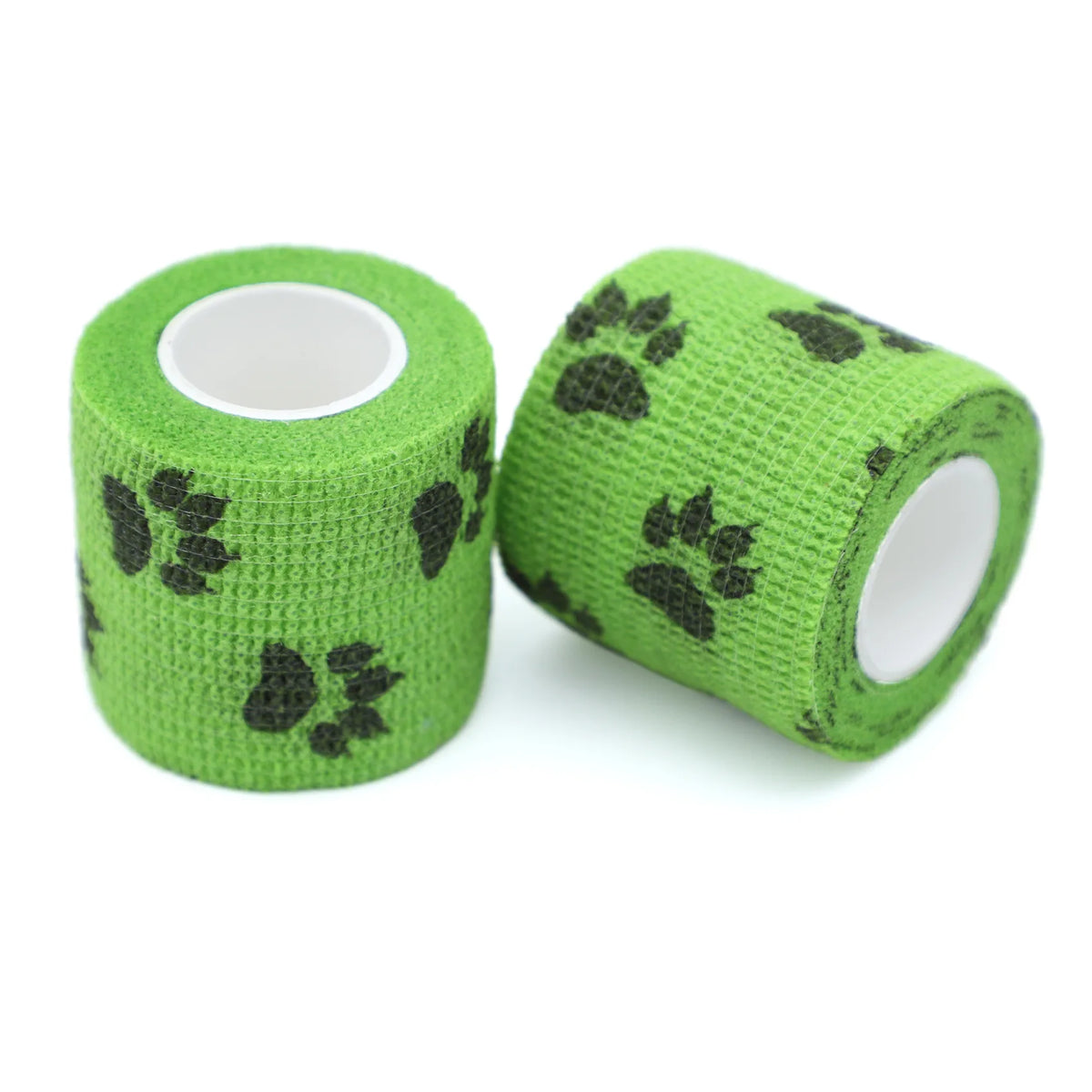 Rolle grüner selbstklebender Tattoo-Grip-Verbandsmaterial mit schwarzen Pfotenspuren-Designs.