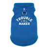 Un gilet pour chien bleu vif et duveteux avec une boucle métallique argentée.