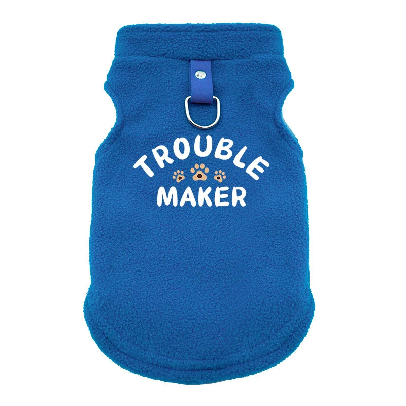 Un gilet pour chien bleu vif et duveteux avec une boucle métallique argentée.