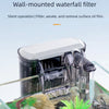 Un filtre cascade fixé au mur en fonctionnement dans un aquarium.