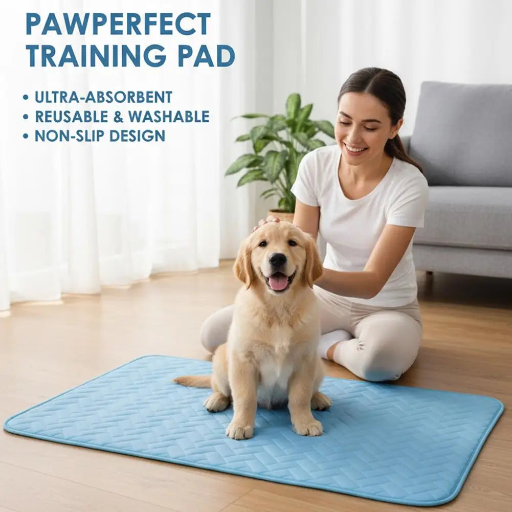 Eine Frau sitzt auf einem blauen Kühlseidenbett für Hunde mit einem Golden Retriever.