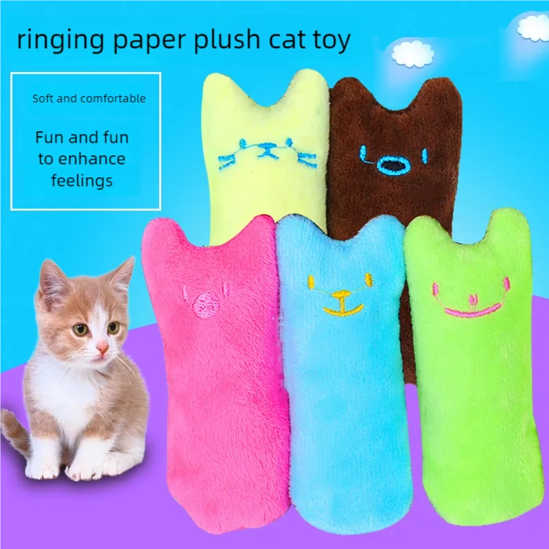 Eine Sammlung farbenfroher, weicher, klingelnder Papier-Plüschkatzentoys neben einem Kätzchen.