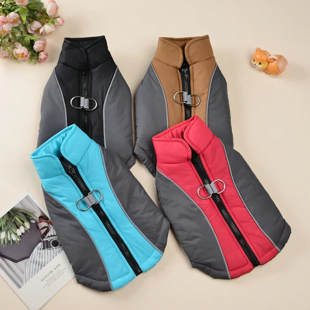 Trois gilets réfléchissants et imperméables pour chiens gris, noir et rose sont présentés sur un fond clair.
