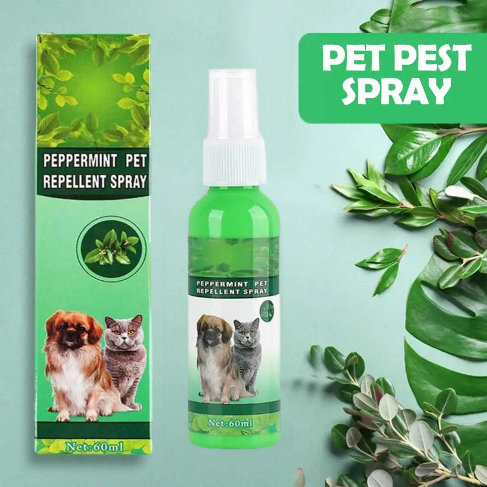 Botella de spray verde para repelente de mascotas junto a hojas de eucalipto, un gato y un perro.
