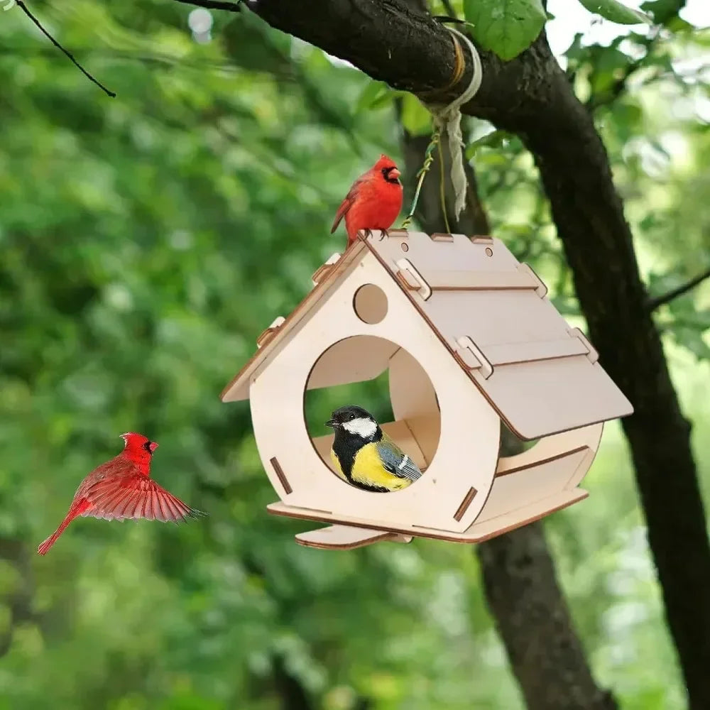 Holzvogelfutter mit kreisförmigem Eingang, das von einem Ast hängt und zwei kleine Vögel beherbergt.