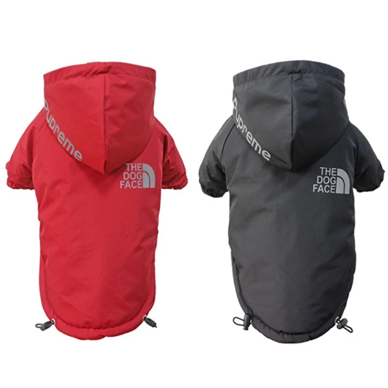 Un manteau de pluie rouge pour chien avec capuche et marquage noir et blanc, vues de face et de dos.