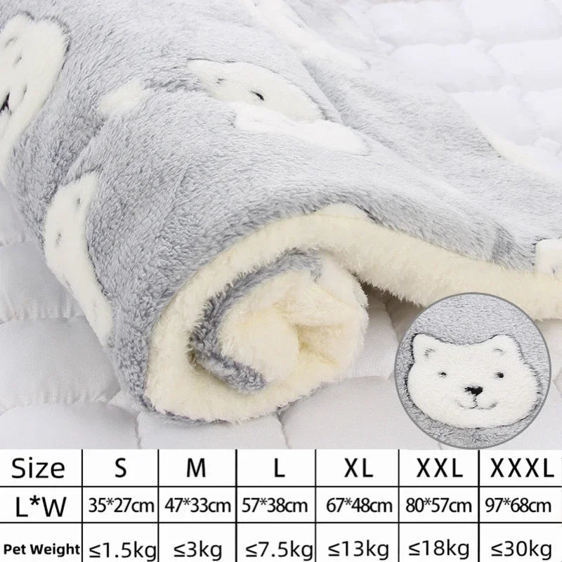 Lit pour animal en flanelle gris et blanc roulé avec doublure crème, à côté du tableau des tailles.