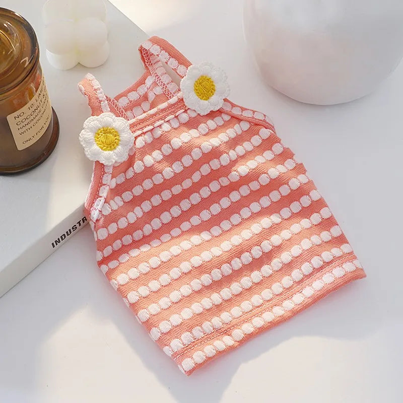 Pinkes und weißes Polka-Dot-Kühlvest für Hunde mit Nelken-Applikationen, auf weißem Untergrund.