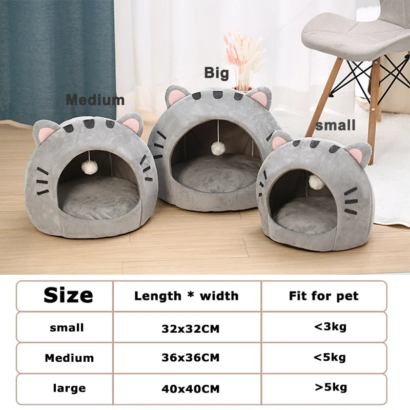 Trois lits pour animaux en forme de chats gris, de petite, moyenne et grande taille, sont exposés sur un plancher en bois.