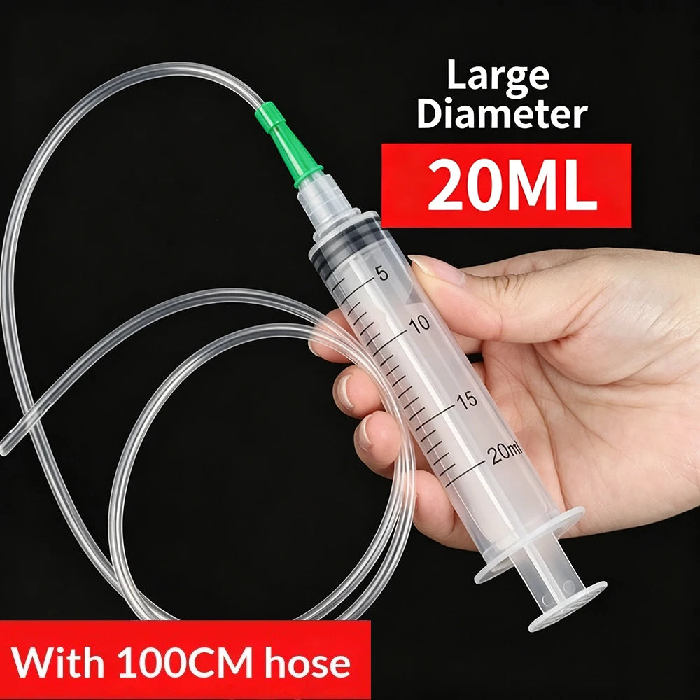 Eine Hand hält eine große 20ml Plastikspritze mit einer 100cm Schlauch für die Ölextraktion.