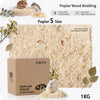 Una caja de ropa de cama de madera de poplar con astillas de madera natural y un pequeño roedor blanco encima.