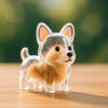 Clé USB en silicone claire avec une petite figurine de chien fluffy à fourrure brun clair et grandes oreilles.
