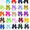 Colección de veinticinco pajaritas de satén coloridas en tonos como rosa, púrpura, verde, amarillo y negro.