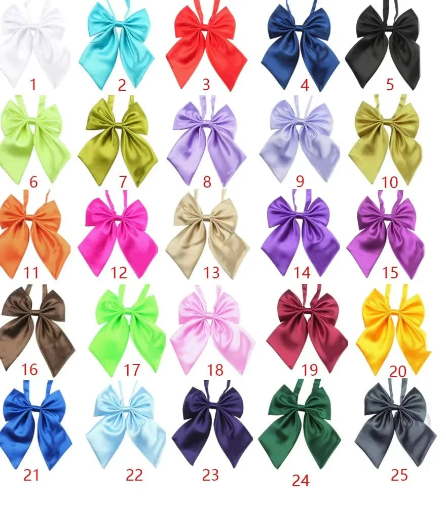 Colección de veinticinco pajaritas de satén coloridas en tonos como rosa, púrpura, verde, amarillo y negro.