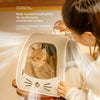 Eine Person hält einen weißen, faltbaren Transportrucksack für Haustiere mit transparentem Fenster, in dem eine Katze ist.